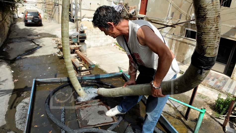 اللبنانيون يشترون المياه من مصادر خاصة (المدن)