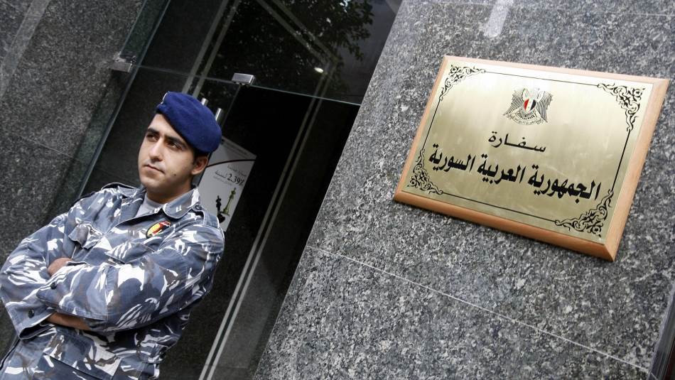 وجد القتيل في منزله مذبوحًا، مع طعنات في كل من منطقة الصدر والبطن