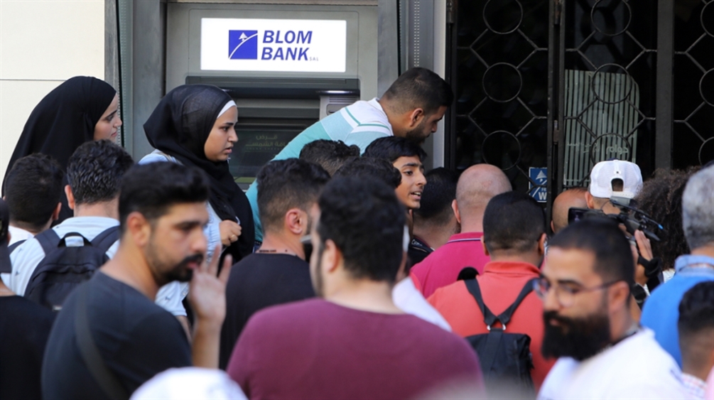 من يمكنه مقاومة إغراء كهذا.. مَنْ من هؤلاء الفقراء المعدمين المقيمين في لبنان الذين خسروا مدخراتهم وأجورهم، يمكن ألا يقف في الطابور لنيل حصّة من هذا السحر؟