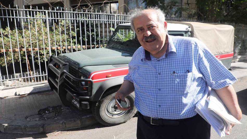 الأستاذ الجامعي والنقابي عصام خليفة قدّم وثائق تثبت حدود لبنان البحرية عند الخط 29 وليس الخط 23 (علي علوش)