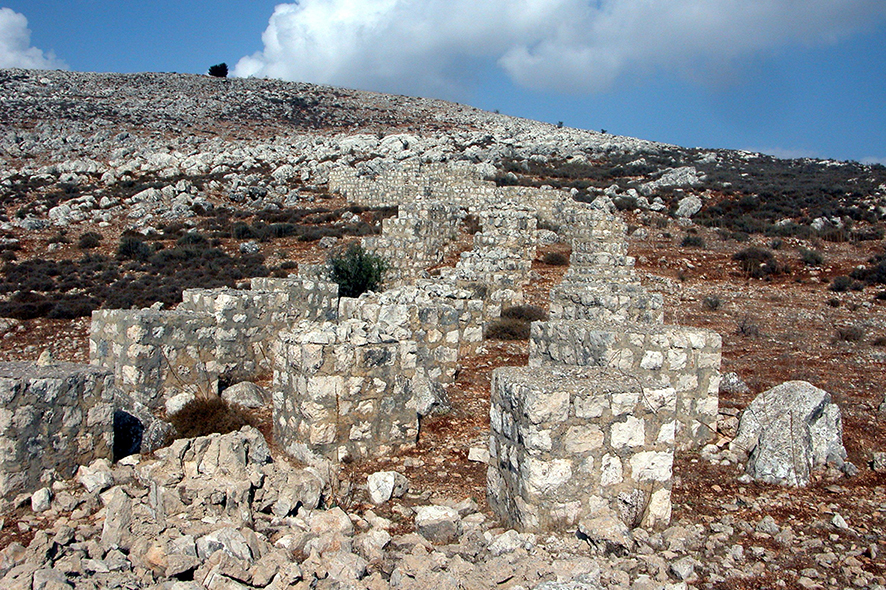 دّشم إسمنتية إنكليزية منتشرة في تلك المنطقة  (الصورة لكامل جابر)