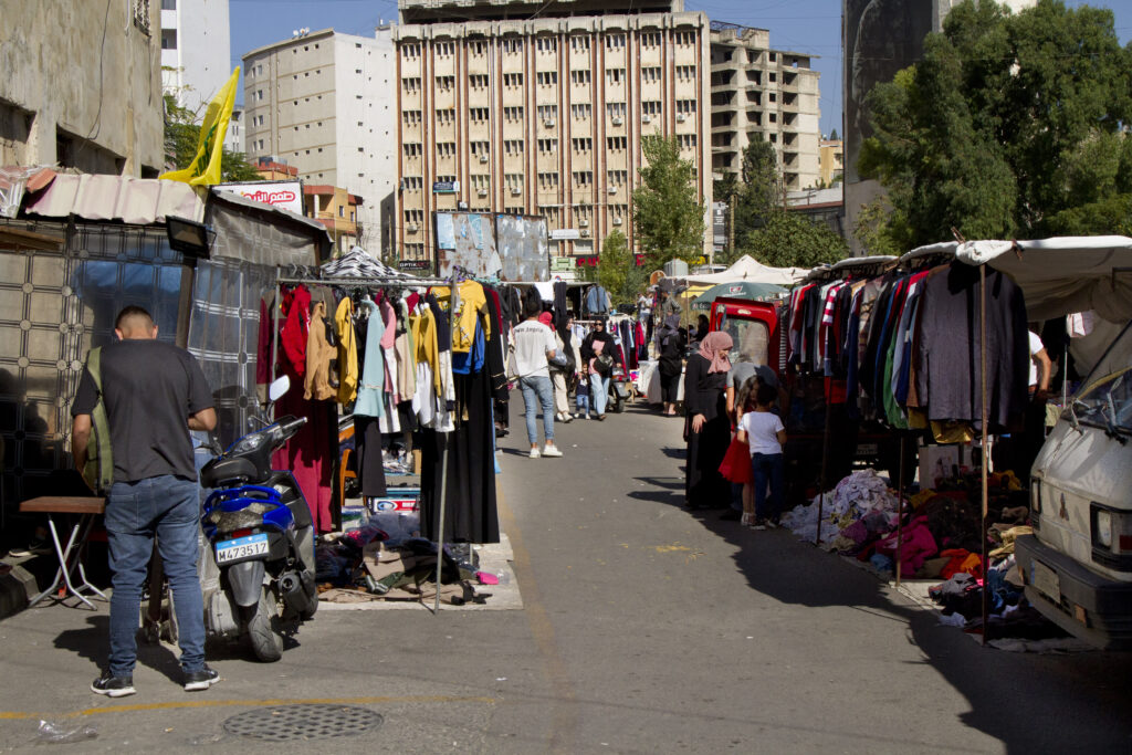 بسطات وبضائع تنتظر الزوار