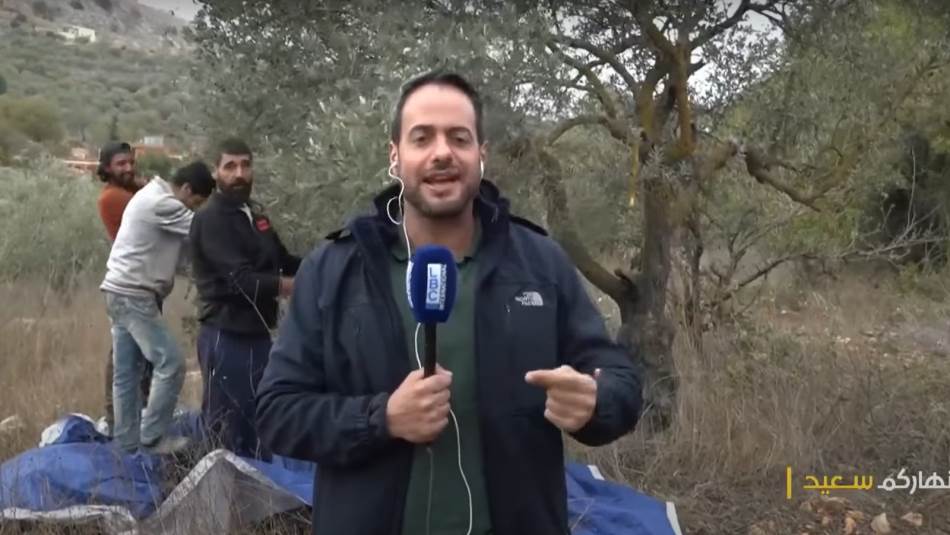 الزميل إدمون ساسين خلال تقرير عن قطاف الزيتون