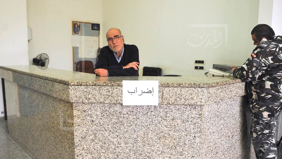 الحكومة تميّز بين الفئات الوظيفية وتتعمّد شرذمتهم (المدن)