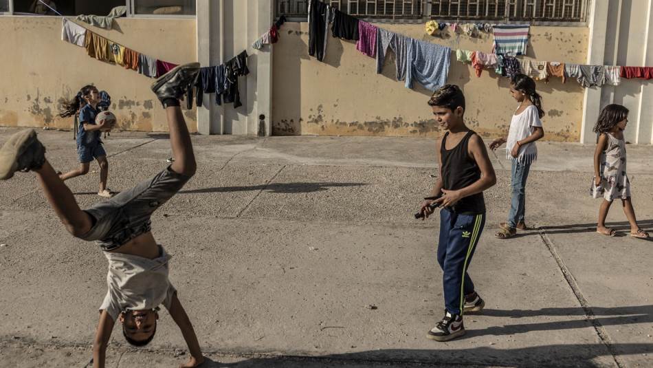 هناك عائلات سورية لاجئة لم تستطع الخروج من البلدات الحدودية (Getty)