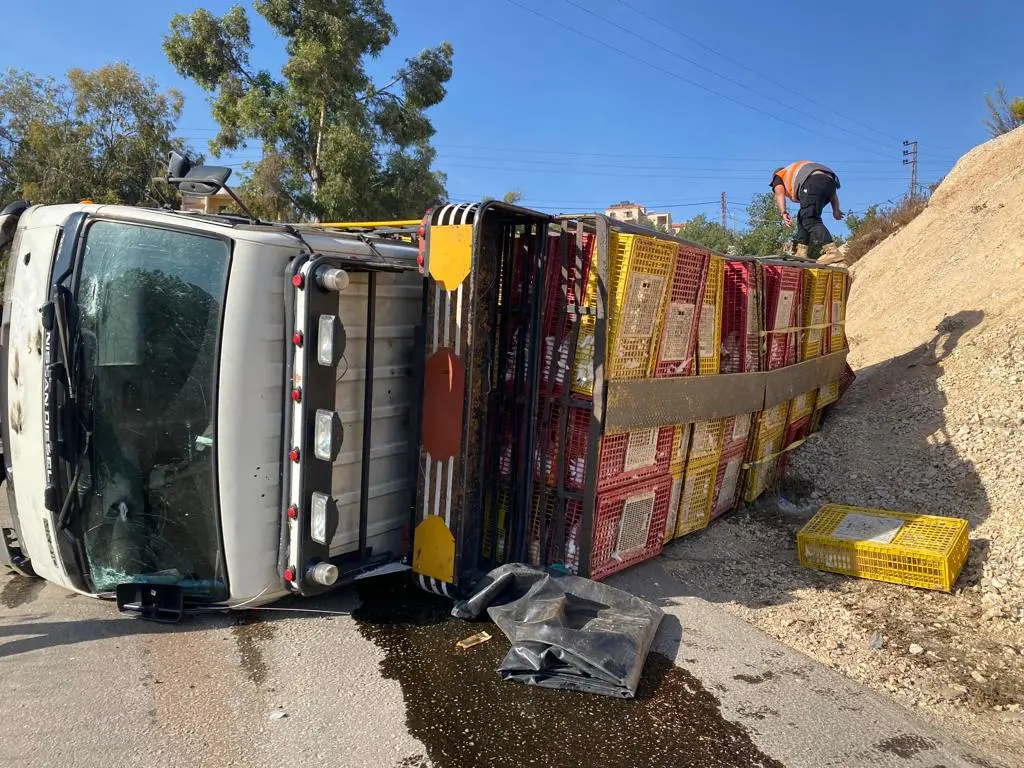 شاحنة نقل دجاج بعد تعرّضها للقصف في بلدة عيترون