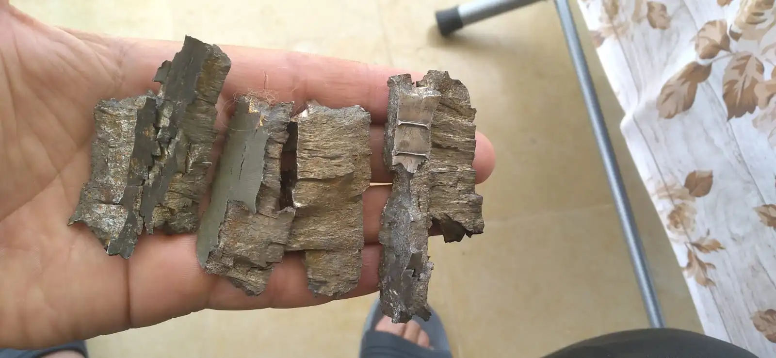 بعض من شظايا القذائف التي التقطت من إحدى المزارع في عيترون