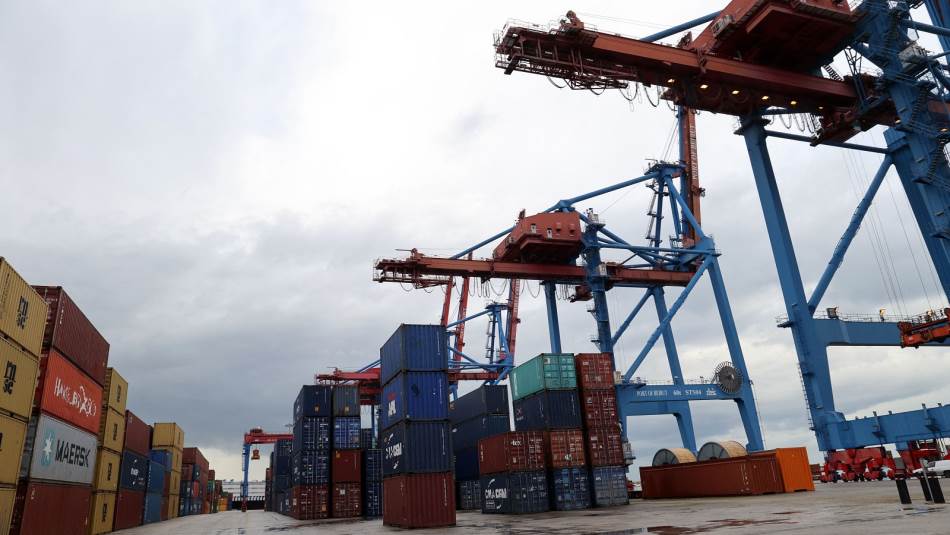 بعض شركات الشحن الكبرى لم تأتِ إلى مرفأ بيروت لنقل الحاويات (Getty)