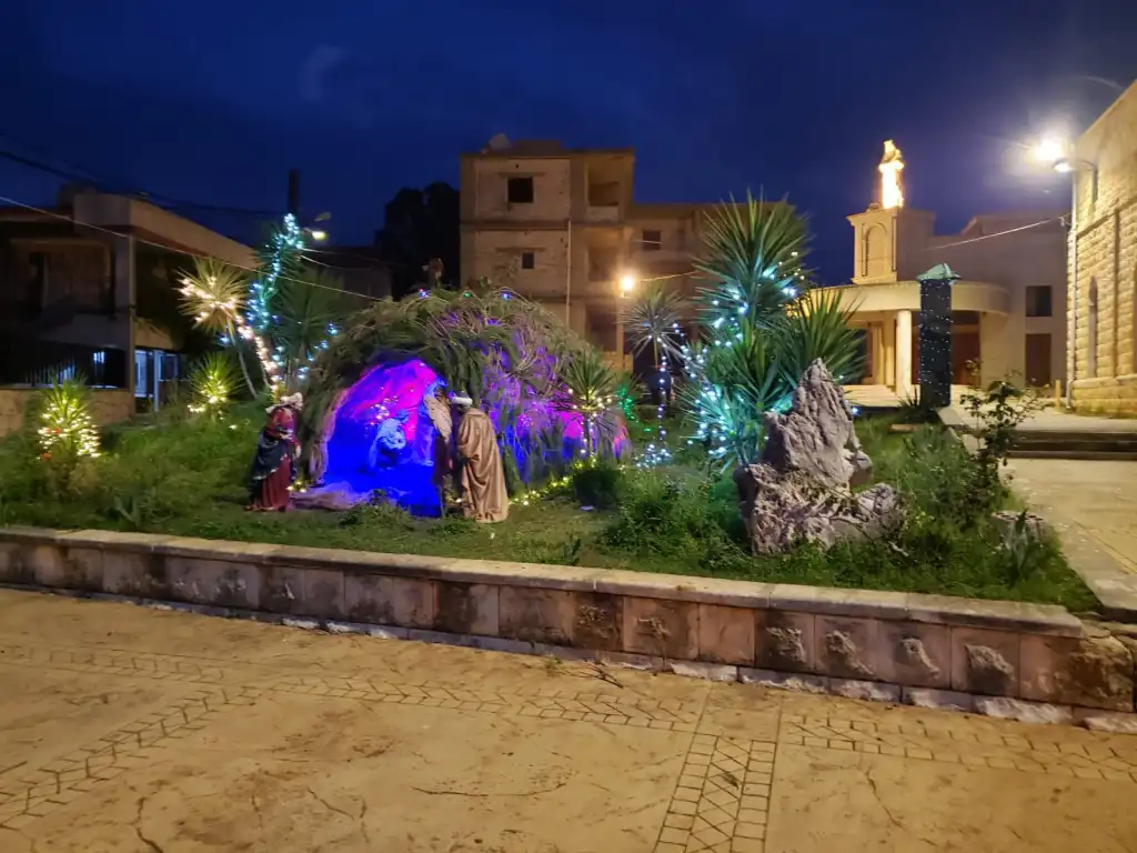 زينة الكنيسة في بلدة صربا تنتظر العيد والمحتفلين