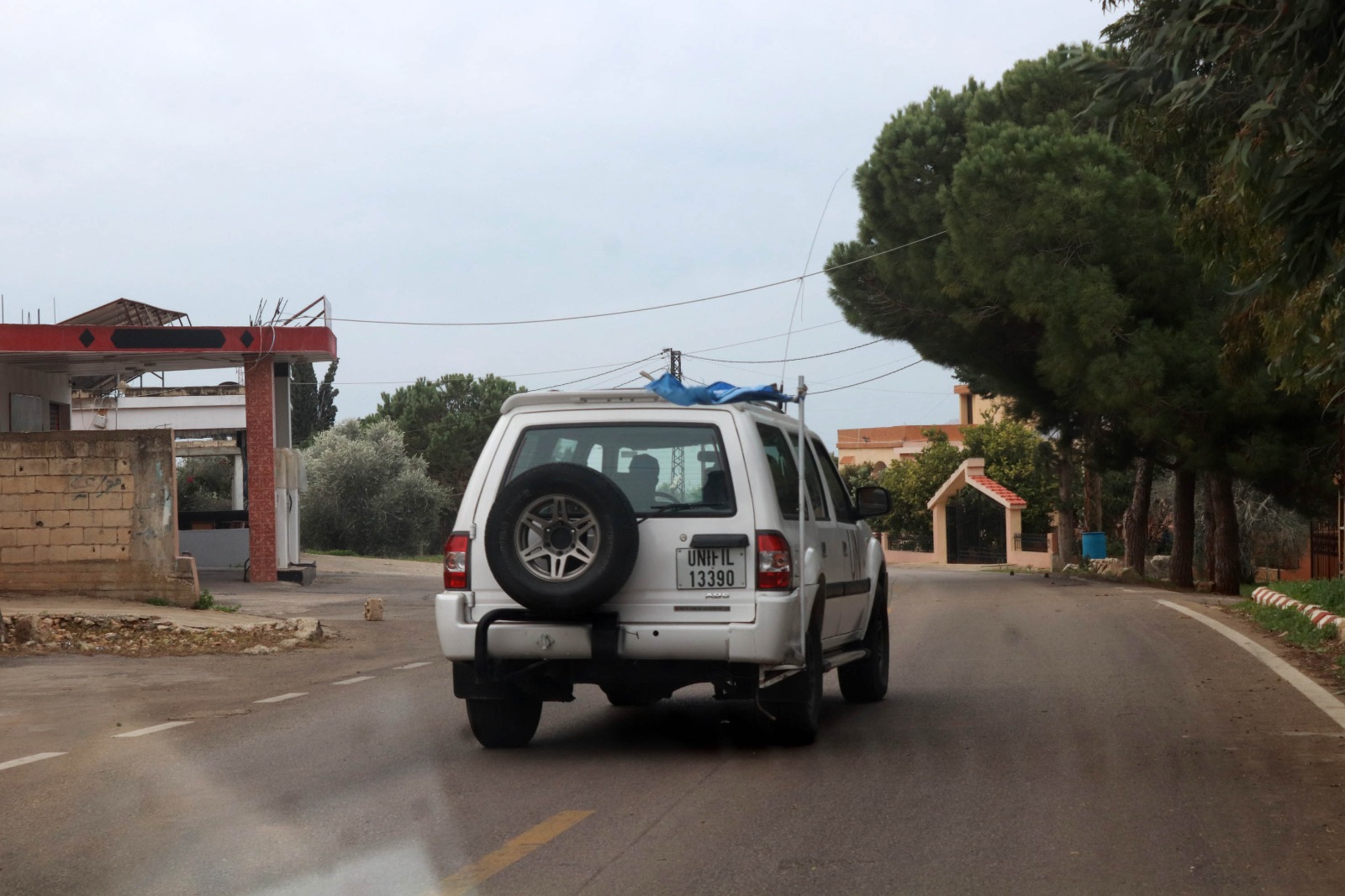 (سيّارة لليونيفل تتحرك مسرعة بين الضهيرة ويارين)