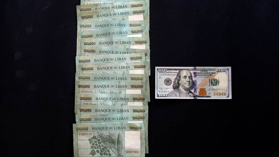 الناس تهرب من الليرة نحو الدولار (Getty)