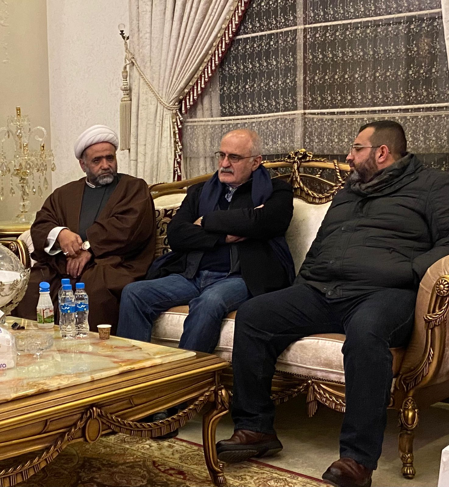 الوزير علي حسن خليل متوسطاً الحاج خنجر شعيب وفضيلة الشيخ محمد باقر عبدالله في دارة الفقيد في الخيام