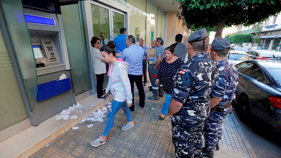 إقفال المصارف يضرّ مصالح المودعين والموظّفين (getty)