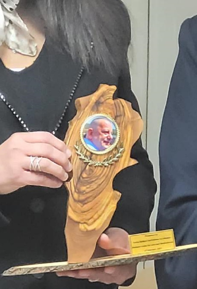 الدرع التكريمي الذي قدّمته مديرة المركز للسيد غسان قنتيس وتسلمته شقيقته السيدة ليلى