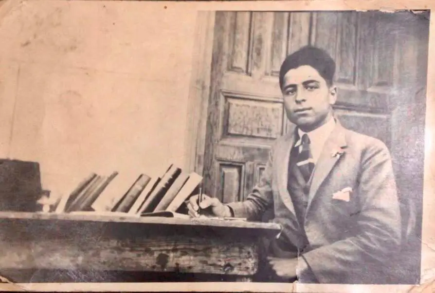 شابٌ يافعٌ وصلَ من القرية إلى المدينة، ليُكمِل دراسته، ويَتخرّج، في العام 1933، طبيباً من الجامعة الأميركية في بيروت
