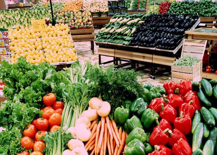 حتى «الخضرجي» يقول لك السعر بـ«الدولار»؟