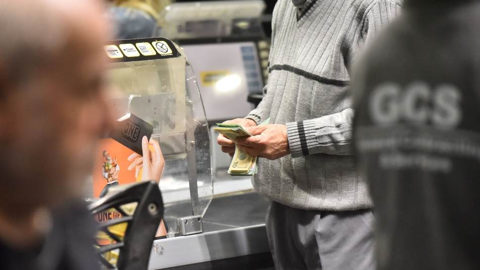 تمت دولرة كل أسعار السلع والخدمات في ظل تفلّت التسعير وخضوعه لمزاجية التجار (Getty)