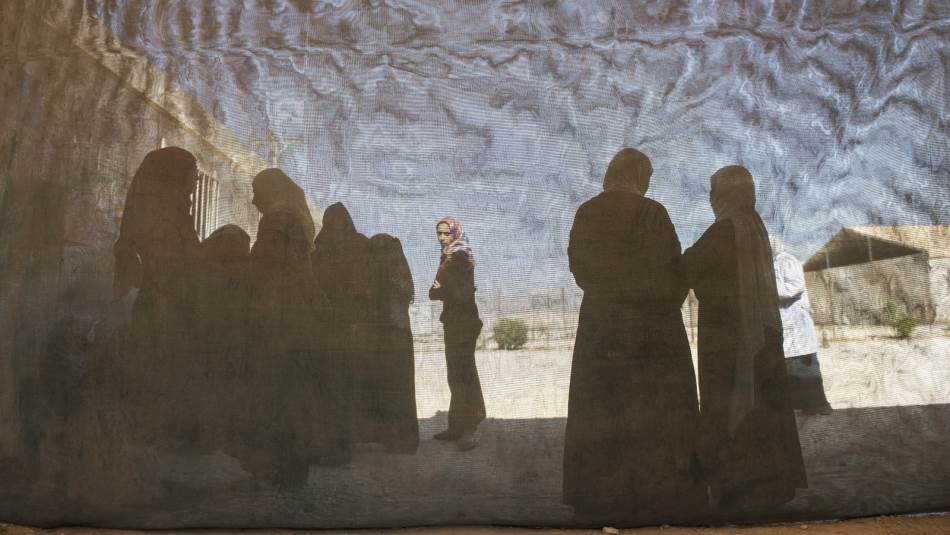 الظروف الصعبة ترافق السوريات كل يوم (Getty)