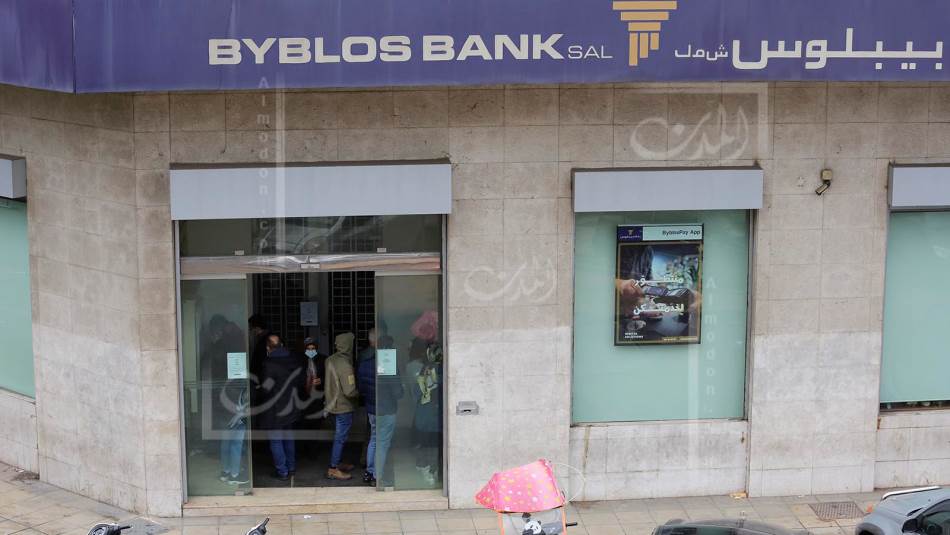 تفرض العمولات والرسوم الباهظة من دون أي مقابل (مصطفى جمال الدين)