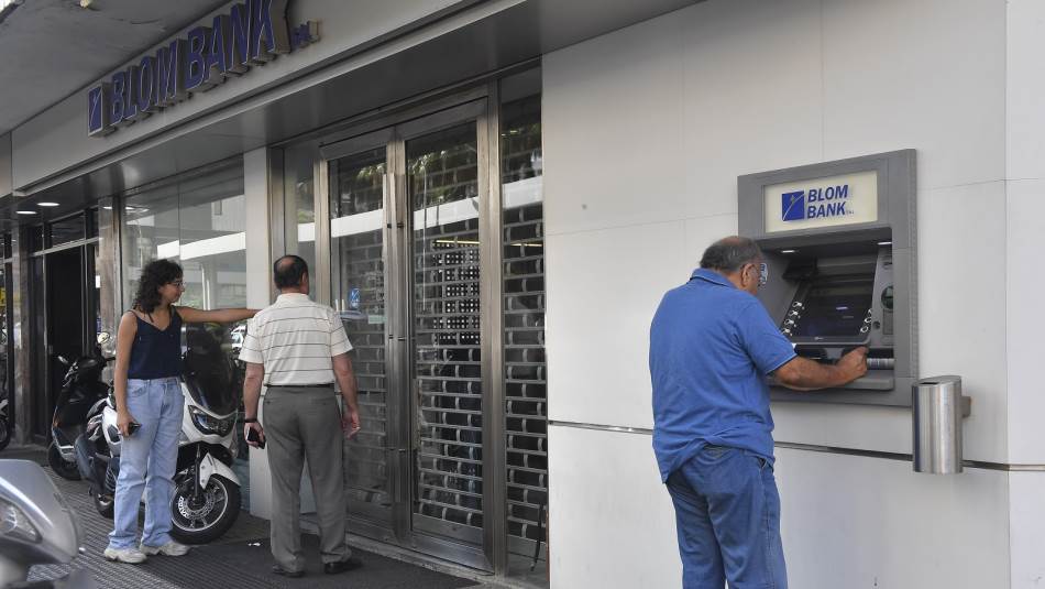 دأبت المصارف على فرض عمولات باهظة أشبه بالخوّات على مختلف الحسابات (Getty)