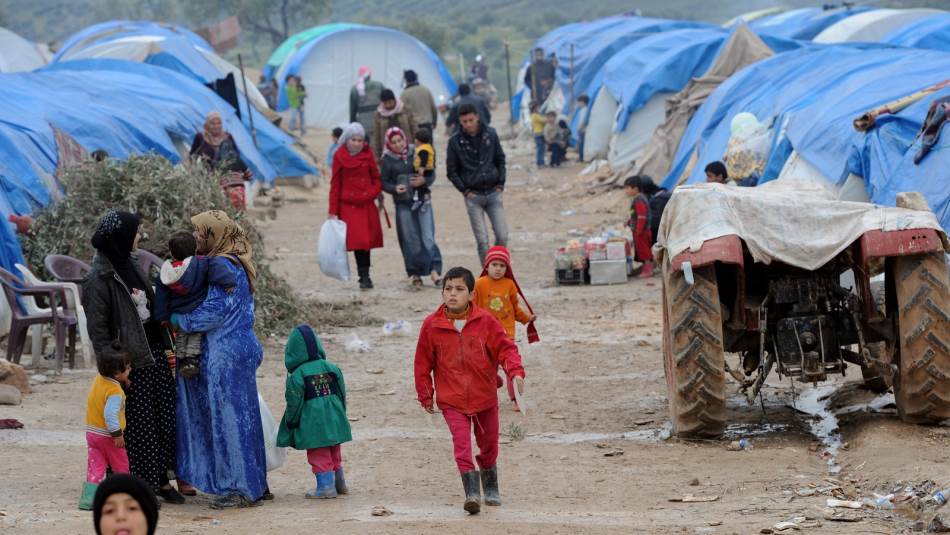 التوتّر يزداد بين النازحين والمجتمعات المضيفة بسبب تدهور قيمة الليرة (Getty)