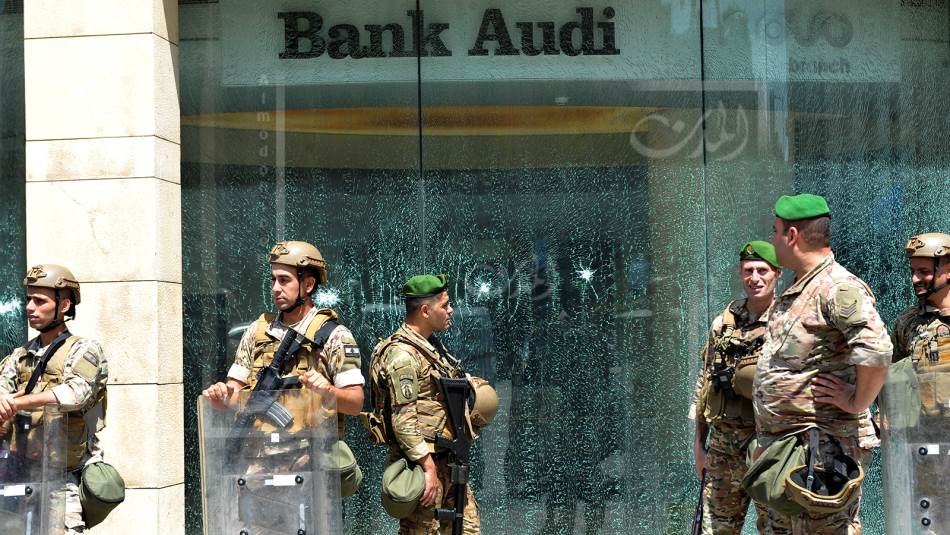 أدى الاحتكاك بين المودعين وحرس المصارف إلى وقوع إصابات طفيفة (مصطفى جمال الدين)