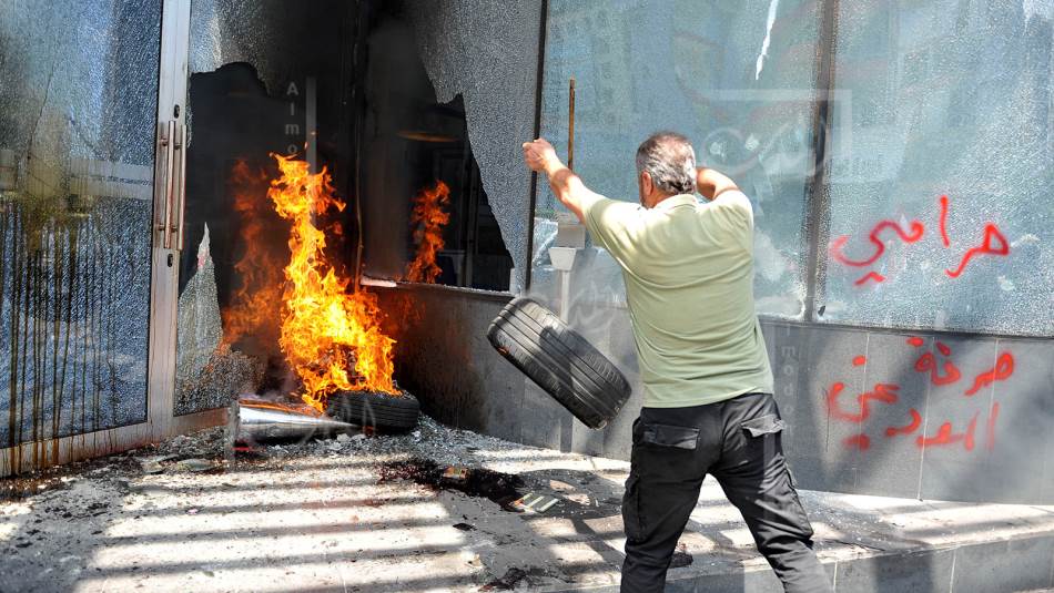 عدد من المودعين حطّموا واجهات بعض المصارف في منطقة سن الفيل (مصطفى جمال الدين)