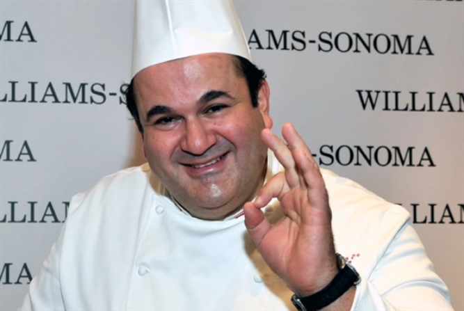 الشيف رمزي شويري.. جمع بين ثقافته المتراكمة وخبرته في مجاله، وخفّة دمه وسرعة حركته أمام الكاميرا