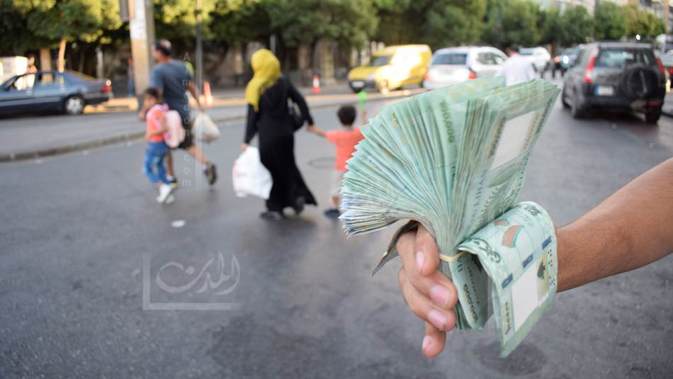 تشهد السوق السوداء هجرة صرافين بسبب استقرار الدولار (علي لمع)