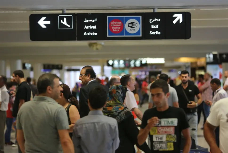 انكشفت شبكة التهريب في مطار برشلونة (Getty)