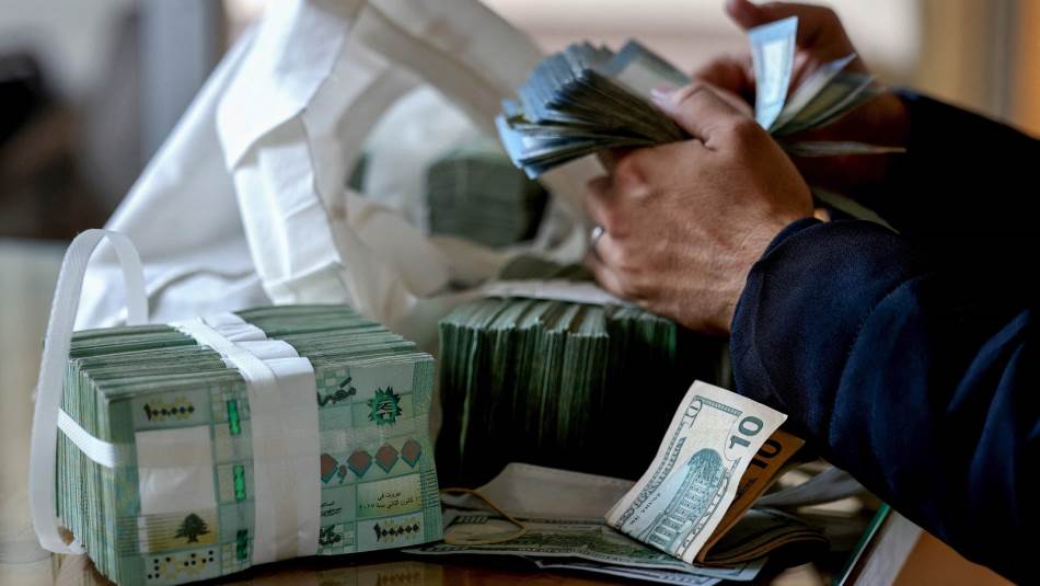 متمولون ومصرفيون استفادوا من دولارات منصة صيرفة (Getty)