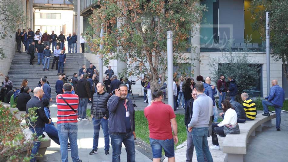 موظفون مسحوقون لا يتجاوز راتبهم 500 دولار وآخرون تتخطى رواتبهم 20 ألف دولار (مصطفى جمال الدين)