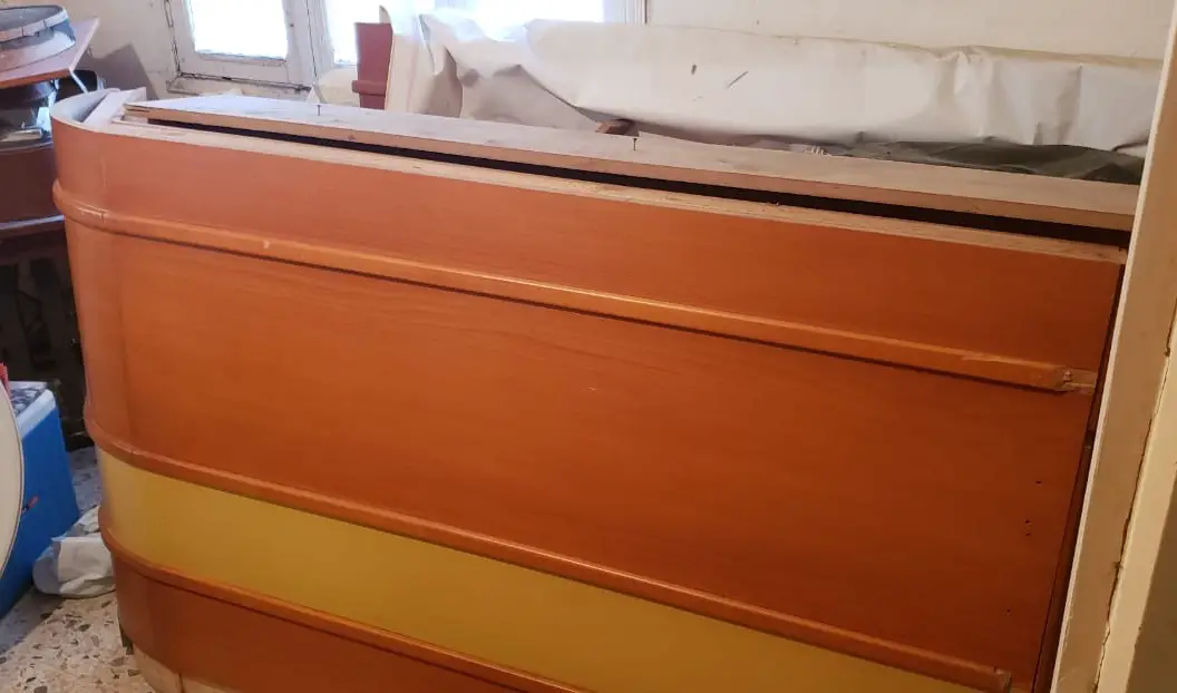 الكونتواري البار (عدد 2) مصنوعة من خشب وقشرة جوز