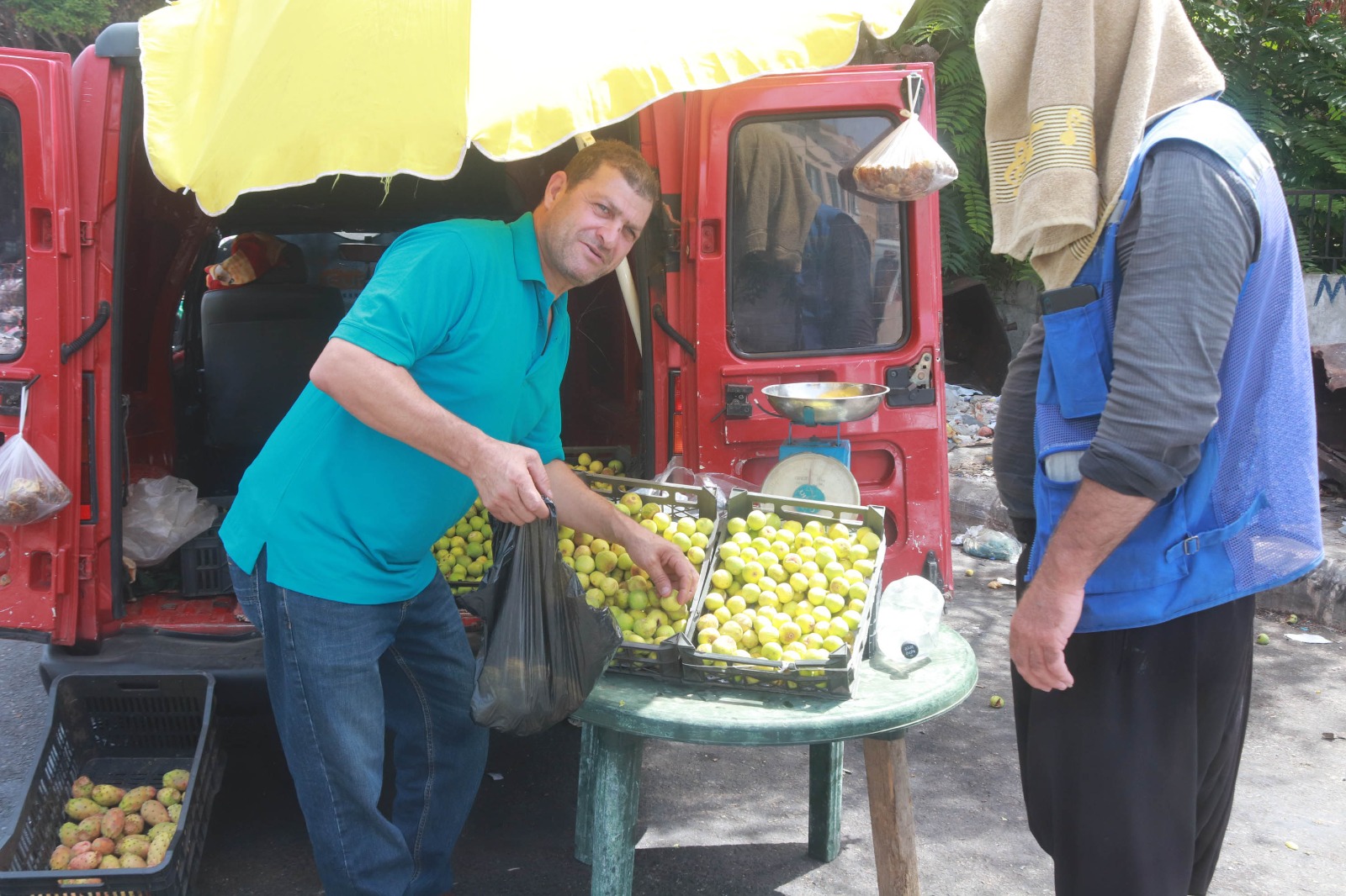بسطة الفواكه في صيدا. (تصوير أحمد منتش)