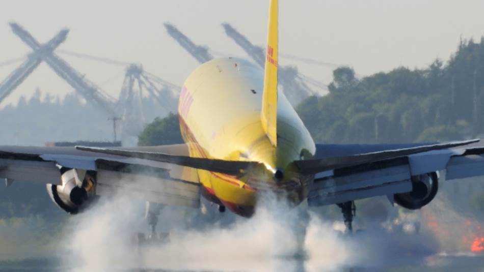 تشير معلومات إلى أن الطيار راح يقود الطائرة بطريقة غريبة في اللحظات الأخيرة قبل الهبوط (Getty)