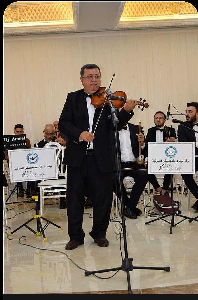 الفنان فخري الكيكاني مع الفرقة