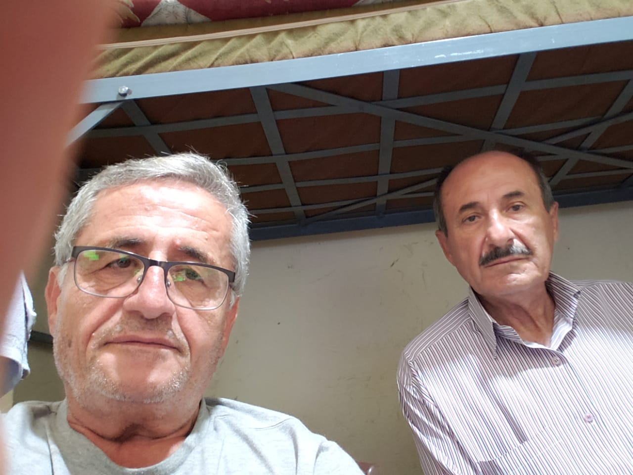 المهندس أسعد رشيدي خلال استدعائه الأول للتحقيق في مخفر مرجعيون وإلى جانبه وقف زميله المهندس حسين فاعور