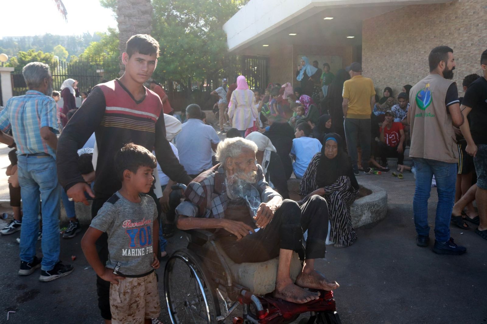 لاجئون هاربون من جحيم الاشتباكات في مخيّم عين الحلوة إلى جامع الموصللي.