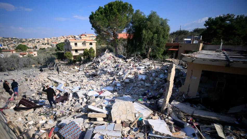 إما الموت في المنازل، أو التّشتت في دور الإيواء (Getty)