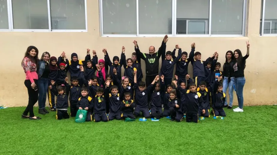 طلاب مدرسة حلتا المتوسّطة الرسميّة قبل اندلاع الحرب