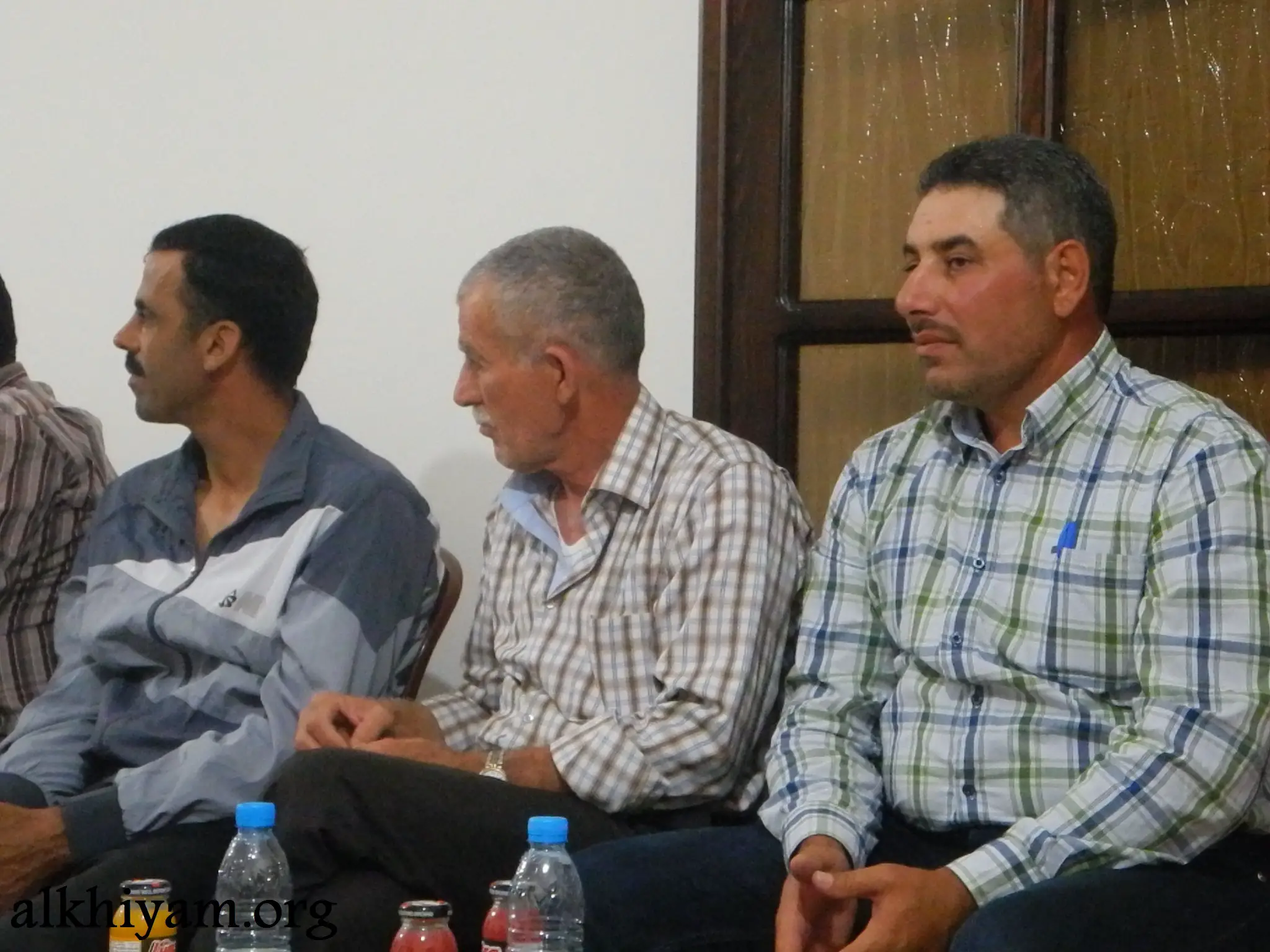 المختار قاسم الشيخ علي (إلى يمين الصورة)