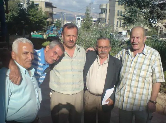 من الأرشيف: المختار أحمد حسان متوسطاً بعض مخاتير الخيام.. منهم من توفاهم الله ومنهم من يستمر في خدمة أبناء البلدة