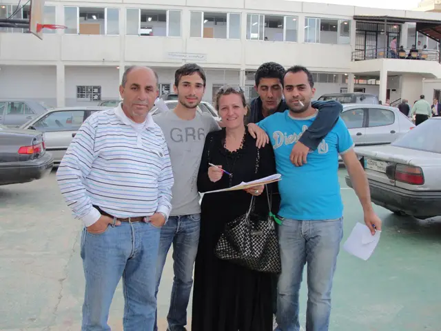 المختار أبو رشاد (إلى يسار الصورة)