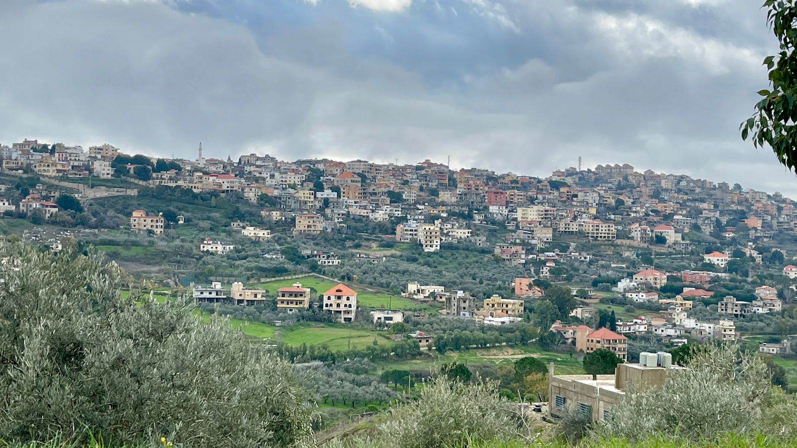 لا بأس يا خيام فقد تعودت على القصف والهجرة ومعانقة رائحة المغادرين رغم ما يحمله ترابك من سلام وضياء
