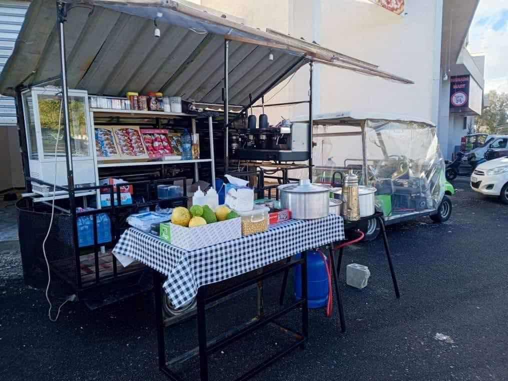 ها هو علي خريس حمل فناجين الاسبريسو وبات يغلي قهوته على مفترق طرق الهجرة ما بين ناصية للأمل وأمنية بالعودة والبقاء