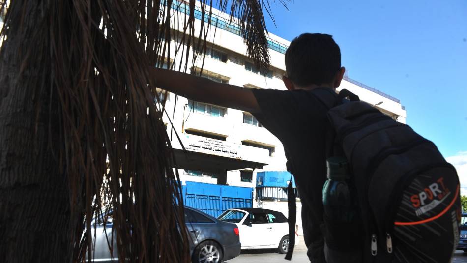 ستوزع الألواح الذكية على نحو ألفي طالب بالقطاع الرسمي في المناطق الحدودية(مصطفى جمال الدين)