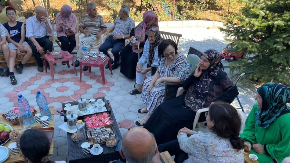 الطبيب أحمد مراد متوسطاً عائلته في أحد الأعياد أمام باحة بيته