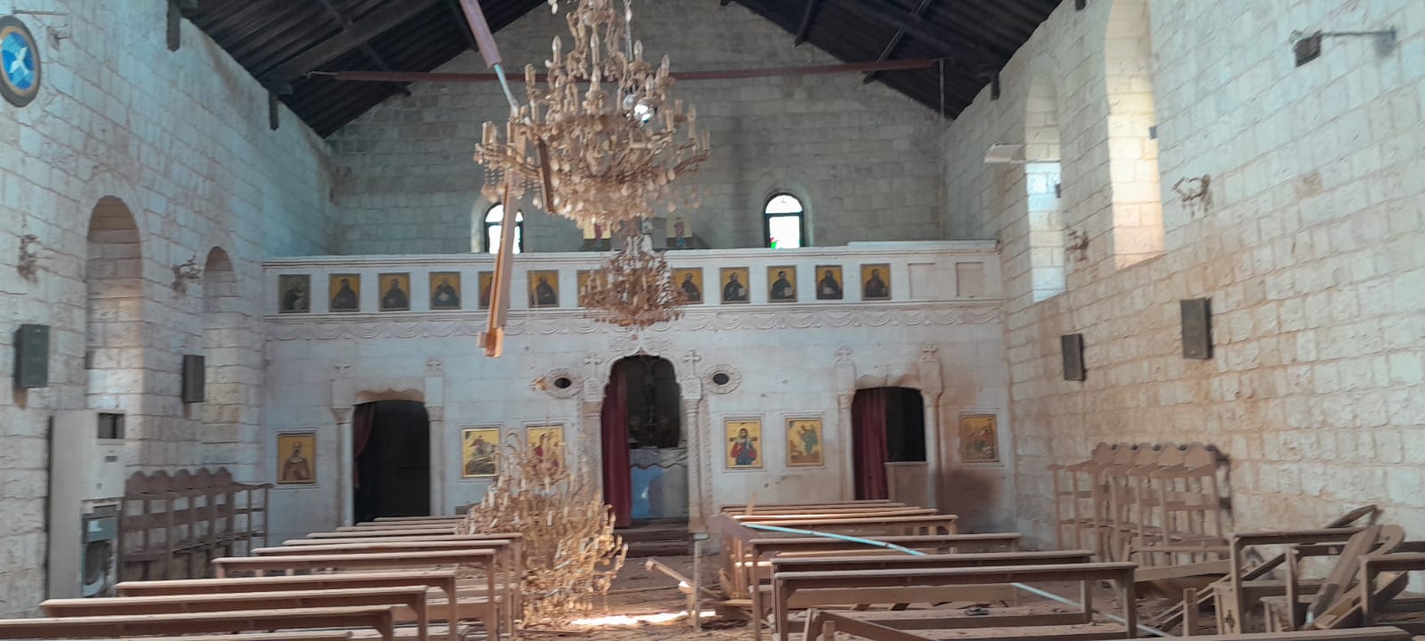 المراكز الدينية أحد أبرز الأماكن التي تتشكّل حولها البلدات. الصورة لكنيسة بلدة يارون والتي لم تسلم من القصف الاسرائيلي