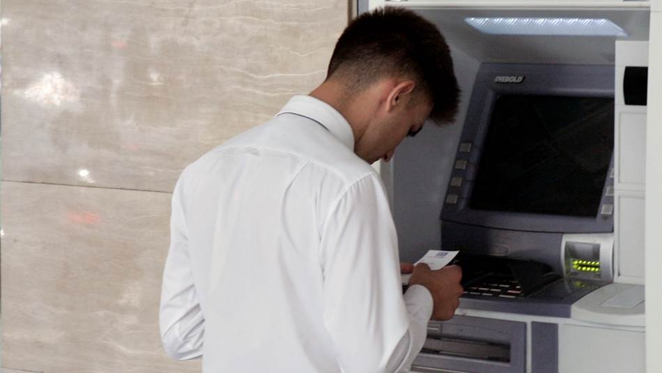 المصارف أوقفت العمل بالدولارات المزورة ومنها من حدّث آلات كشف العملة (المدن)