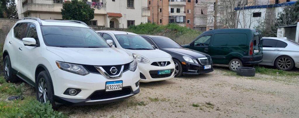 سيارات للإيجار بانتظار الزبائن